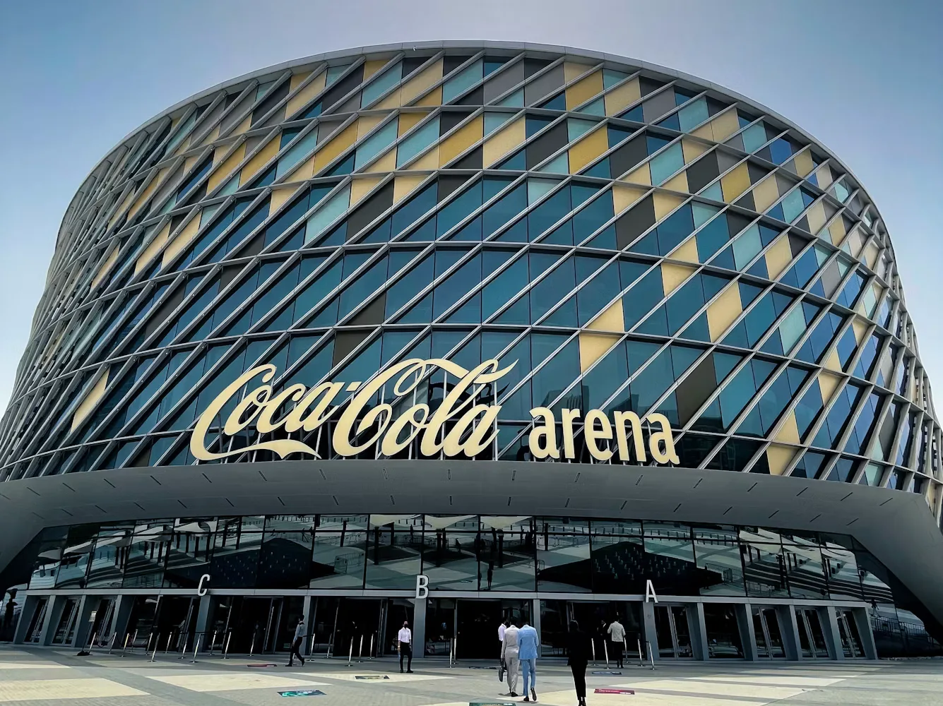 Fachada del Coca-Cola Arena en City Walk, Al Wasl, con una estructura de celosía de cristal.
